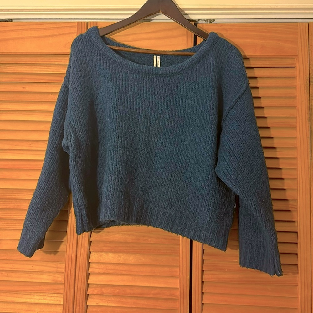 Anthropologie scoopneck, cropped sweater in navy. Size S. VG lightly used cond.